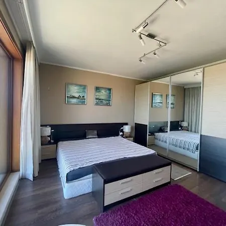 アパート First Line Lozenez Anron *